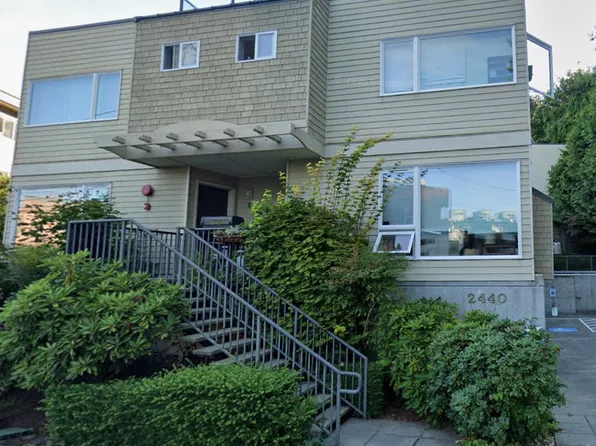 2440 54th Pl SW APT 8, Seattle, WA 98116