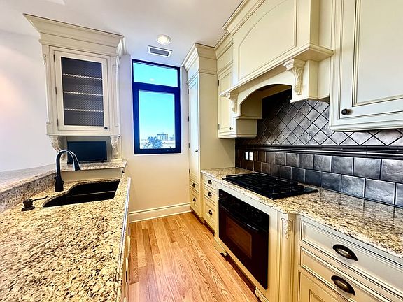 5th image of 260 Besserer St #Penthouse 2