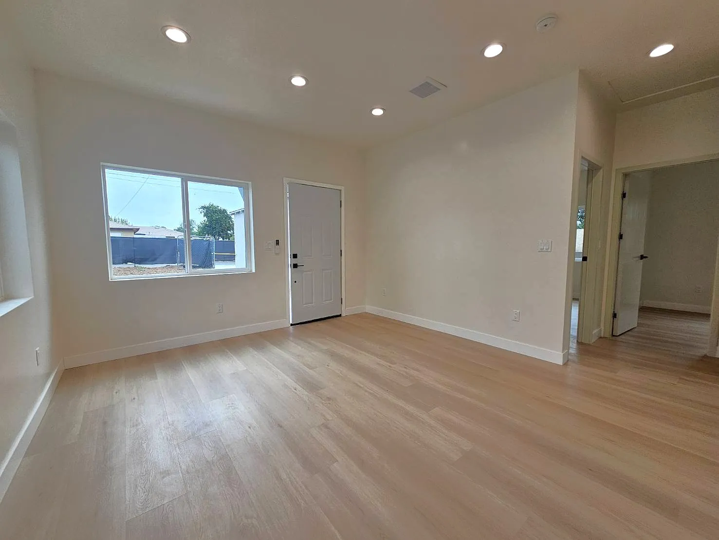 2 bed, 645 sqft, $1,945 — Photo 3