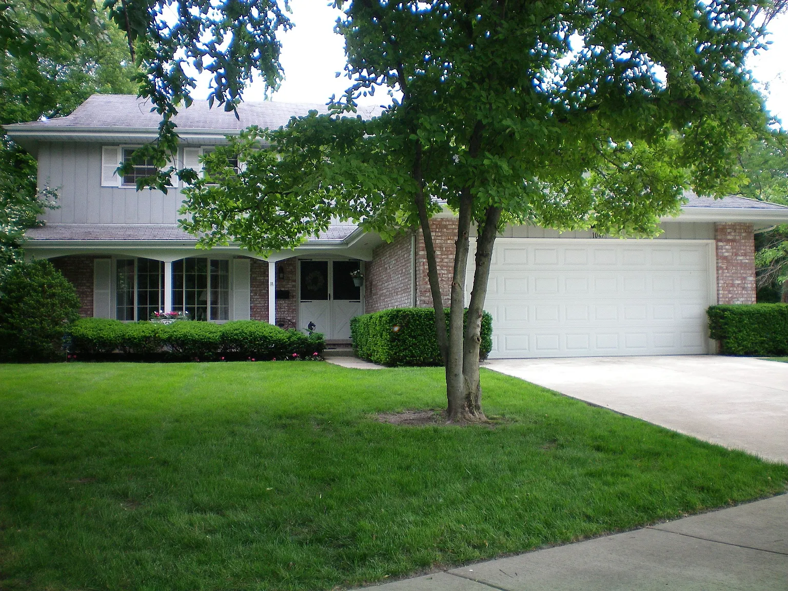 1047 Oak Ct photo 1