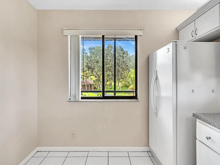 16252 Laurel Dr #201 — Photo 9