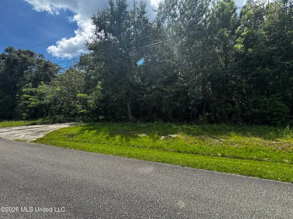 601 Brown Ave, Waveland, MS 39576