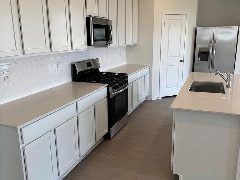 902 Heaven Dr — Photo 9