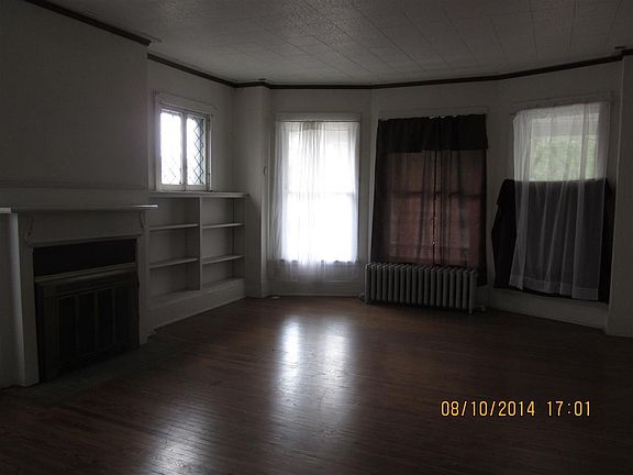 3rd image of 520 W Jefferson Blvd