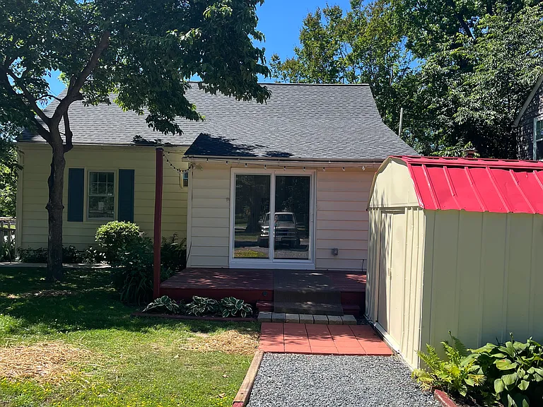 319 Linden Ave — Photo 2