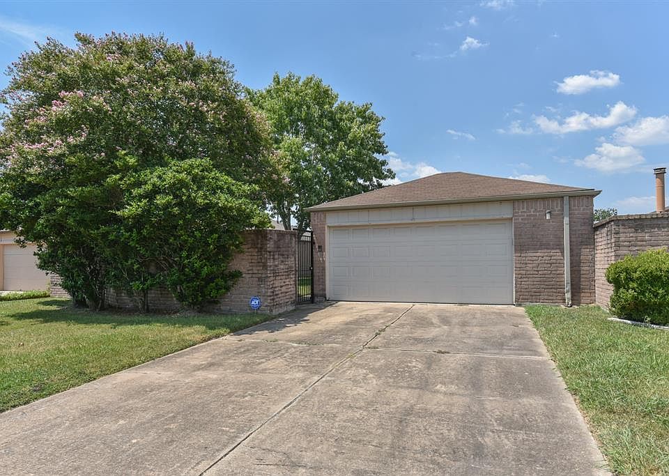 1st image of 15910 Camino Del Sol Dr