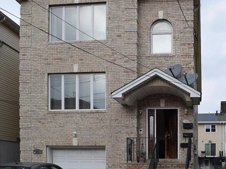 27 Mulock Pl — Photo 1