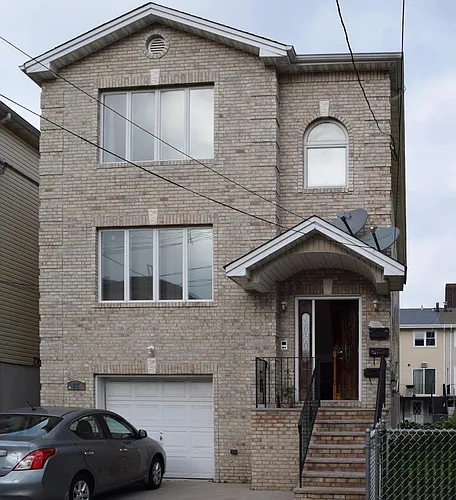 27 Mulock Pl Photo 1