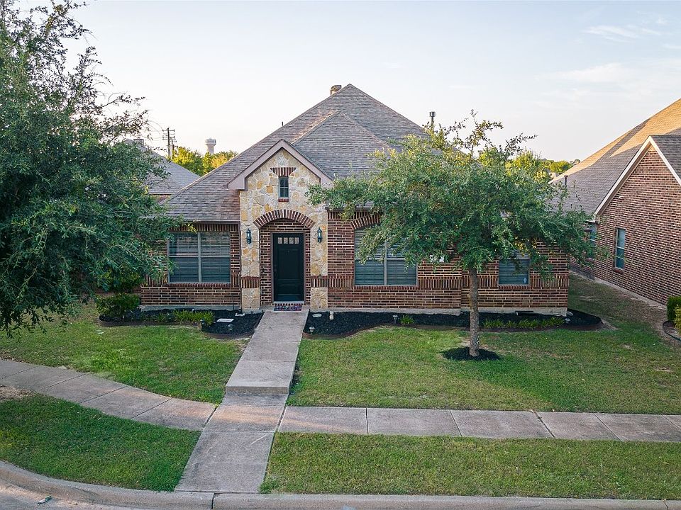 1st image of 326 Village Dr