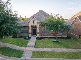 326 Village Dr, Red Oak, TX 75154