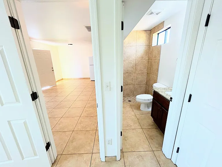 437 E Delano St — Photo 5
