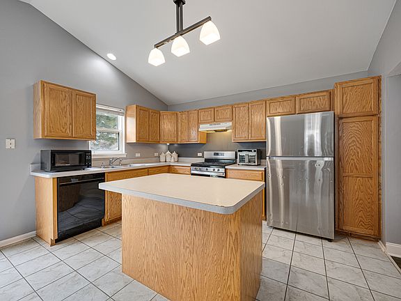 3rd image of 1014 Edinburgh Ct
