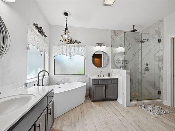 4th image of 2384 Cours Carson St