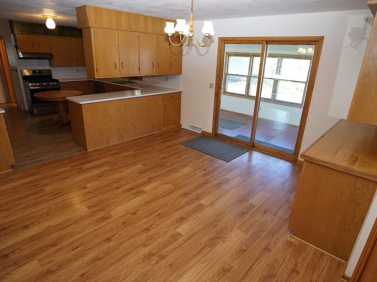 1518 Mendota St — Photo 3