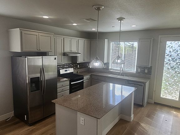 4th image of 3157 Rogue River Dr