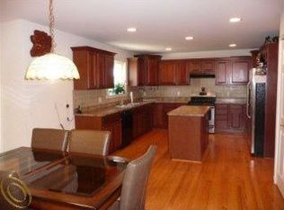 1674 Van Courtland Dr, Troy, MI 48083