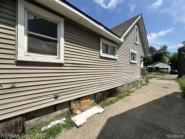 6895 Grandville Ave — Photo 5