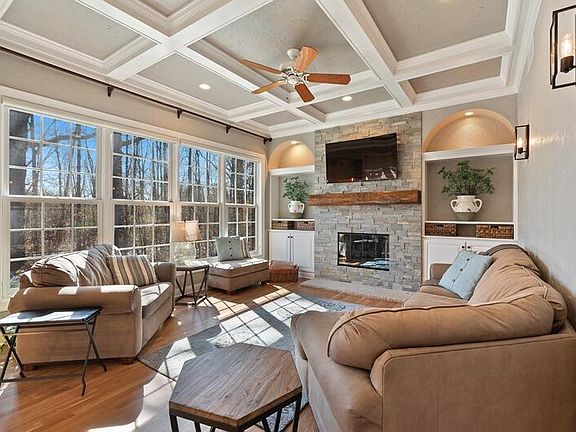 3rd image of 834 Briarwood Ct