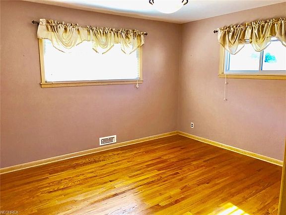 5th image of 2381 Stanford Dr