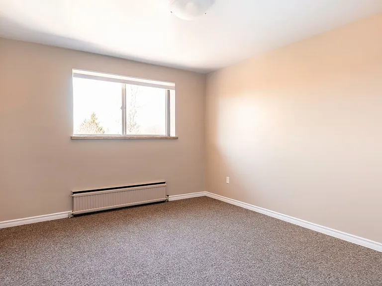 140 Franklin St N — Photo 7