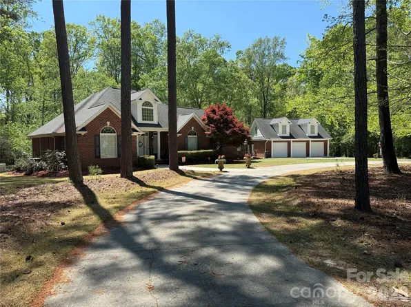 221 Lakeshore Dr, Rockingham, NC 28379