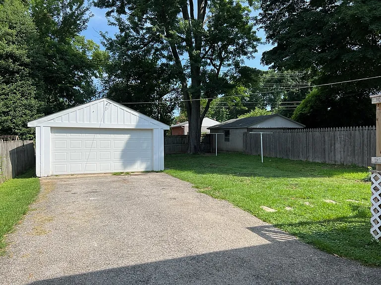 2321 Hawthorne Ave — Photo 29