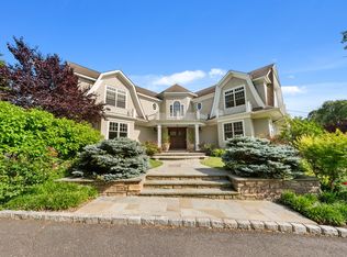 17 Meadow Glen Rd, Northport, NY 11768