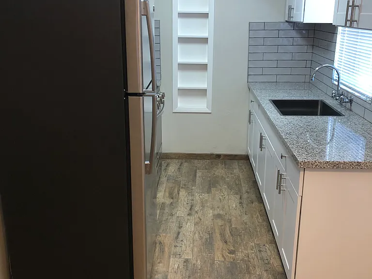 1035 E 9th St — Photo 9