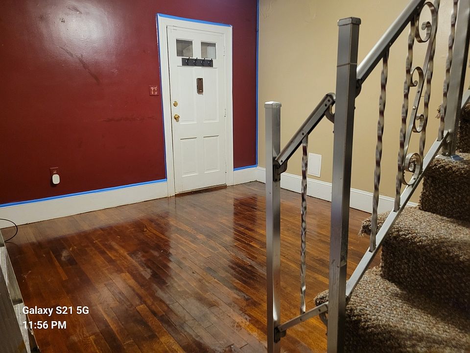 Livingroom with hardwood floor.