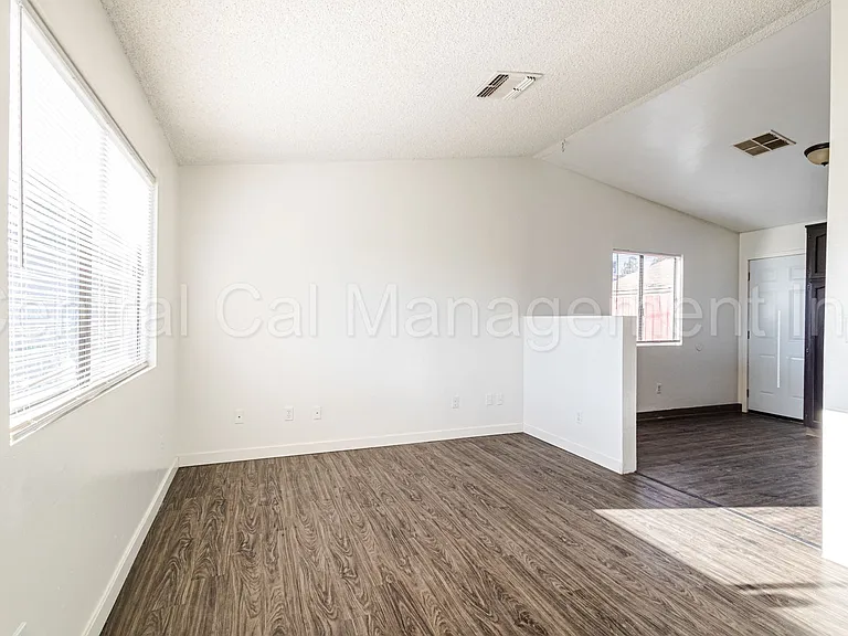 1905 McCray St — Photo 4