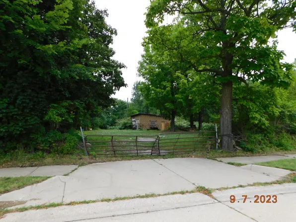 725 Waukonda Ave, Benton Harbor, MI 49022