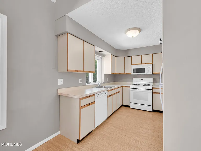 2230 Bridge Ave #4 — Photo 8