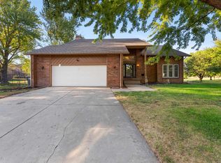 1513 N Valleyview Ct, Wichita, KS 67212