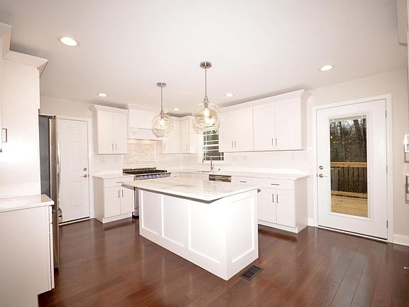 3rd image of 7700 Briarwood Dr