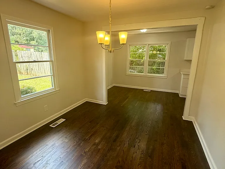 107 Stanley Ter — Photo 9