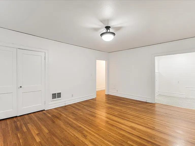 Palace Court Apartments — Photo 9