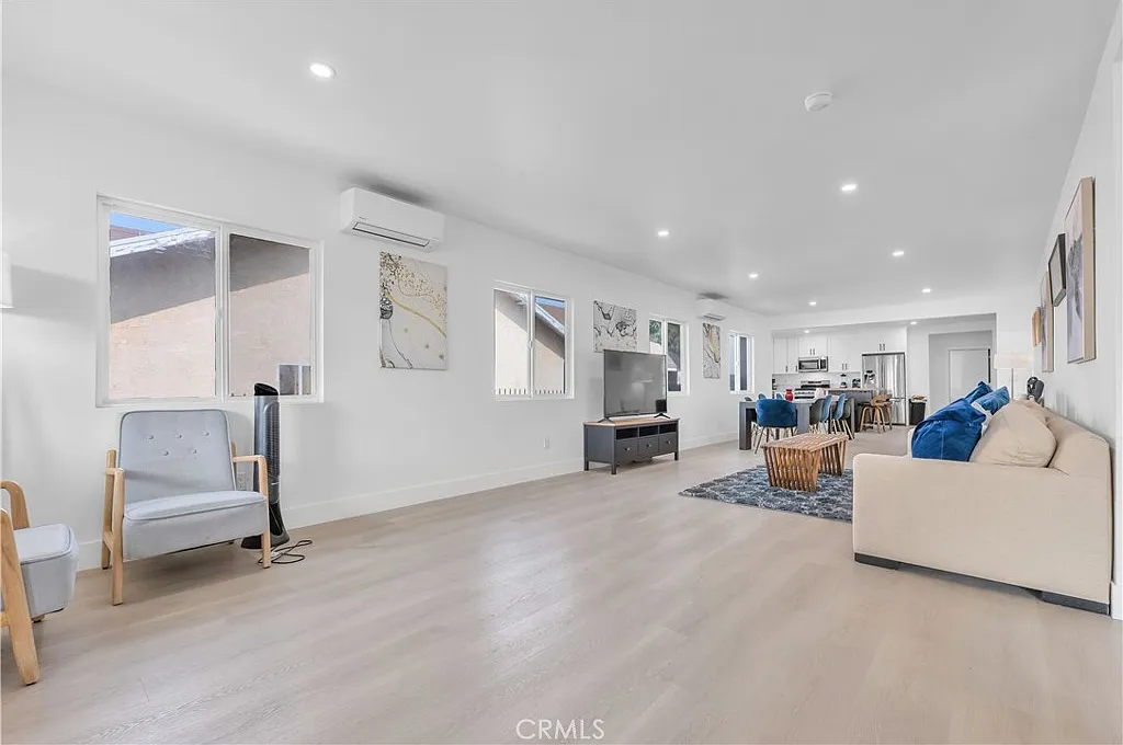 5 bed, 2200 sqft, $6,500 — Photo 3