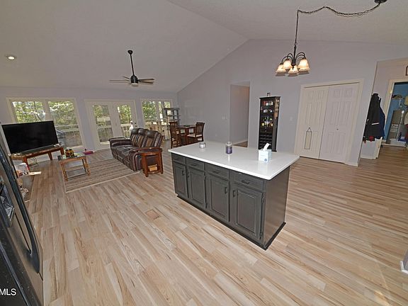 2nd image of 14 Oxford Cir