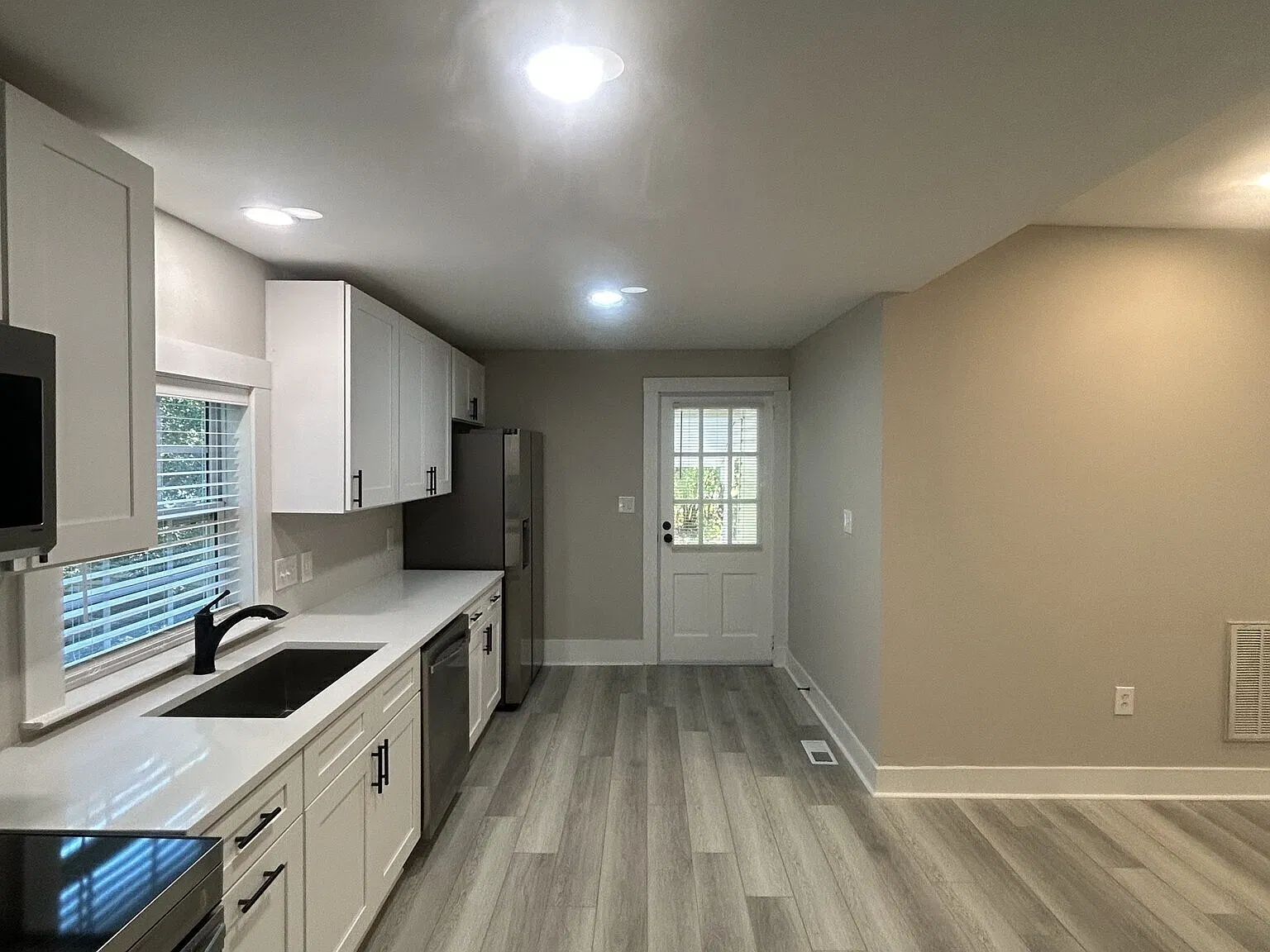 3 bed, 2.0 bath, 1810 sqft, $2,195 — Photo 3