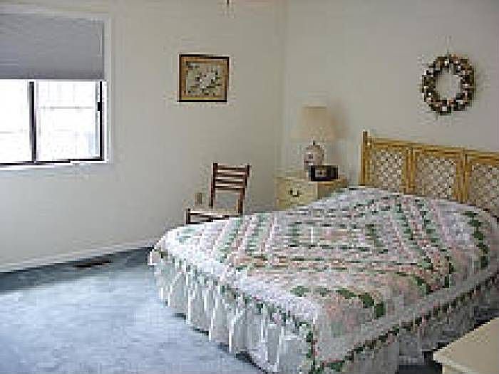 1 of the 2 bedrooms