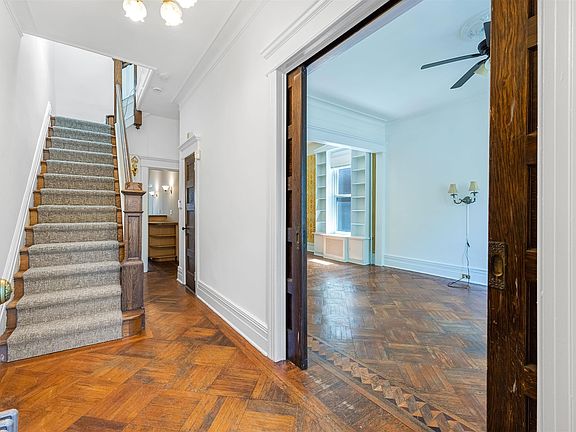 5th image of 258 Woodlawn Ave