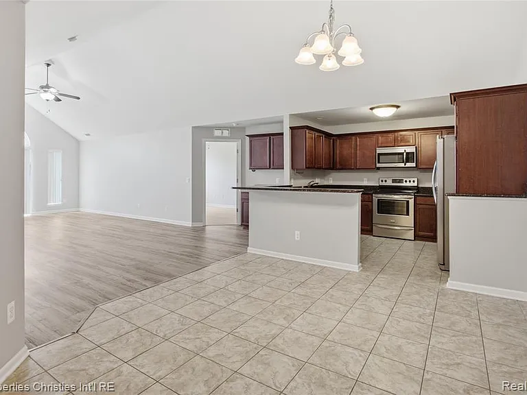 8413 Heywood Cir — Photo 8
