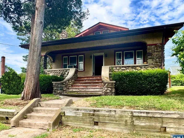 53 River Dr, Elmwood Park, NJ 07407
