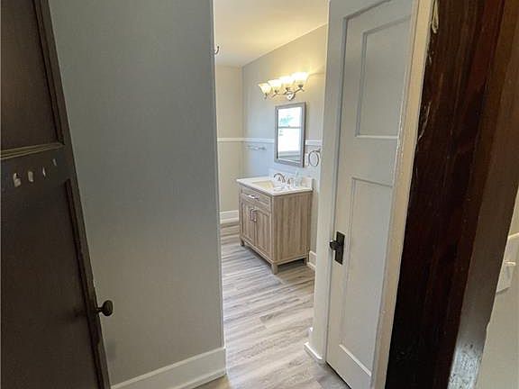 5th image of 916 W Greene St
