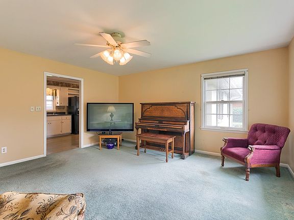 3rd image of 2035 Crestwood Dr