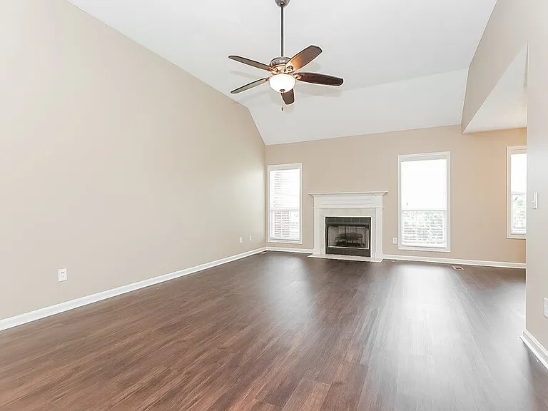 210 Valley Ct — Photo 4