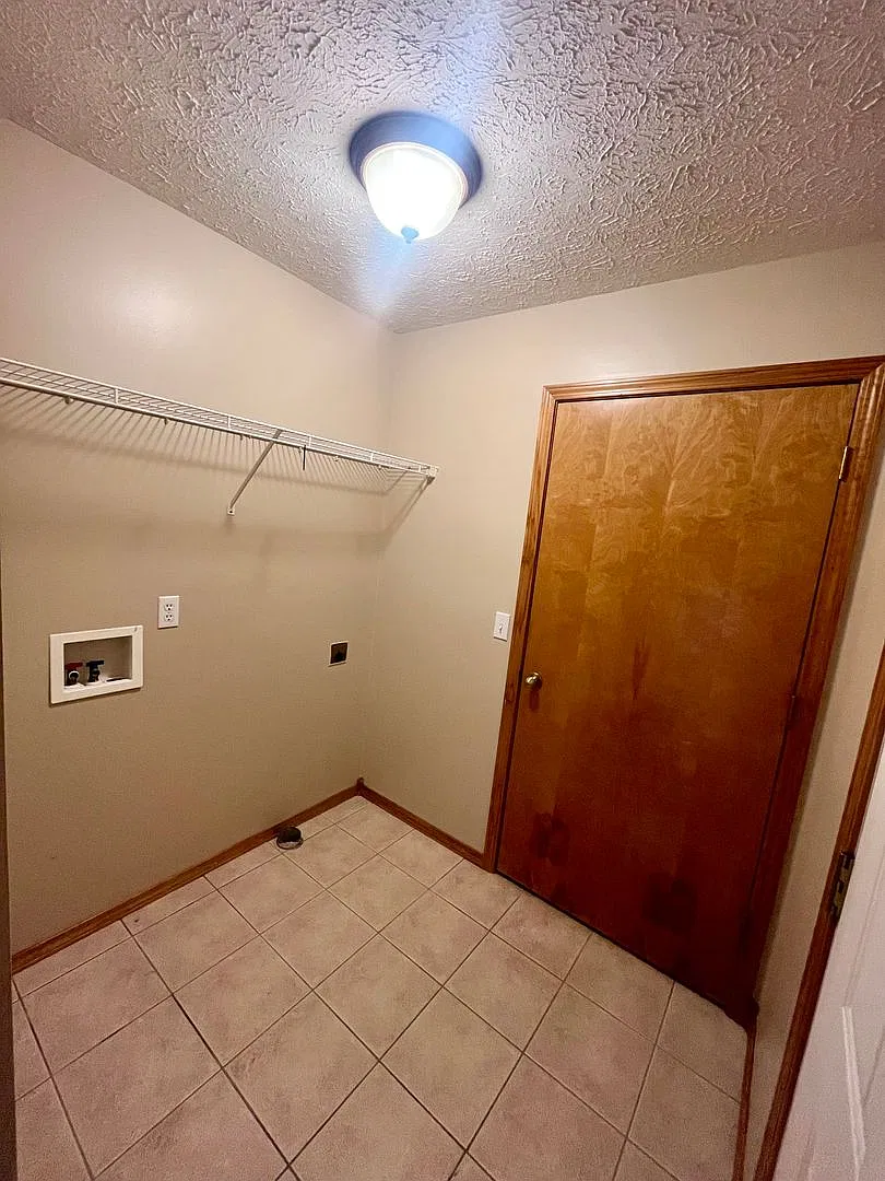 3 Bedroom 2 Bath Home In Ozark! Available Now! — Photo 2