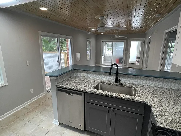 736 W King St #A — Photo 2