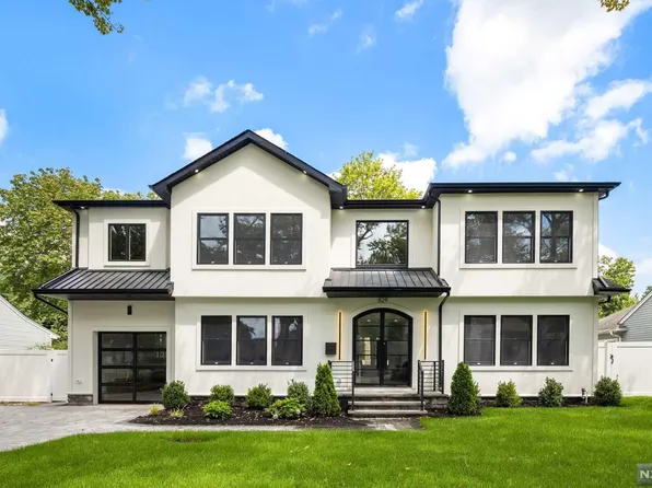 829 Arbor Rd, Paramus, NJ 07652