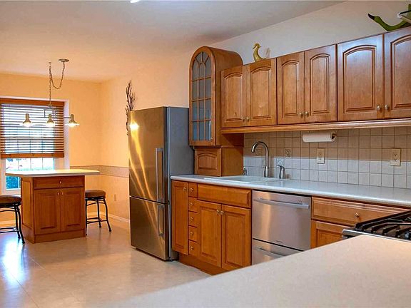 4th image of 151 Lakebridge Dr